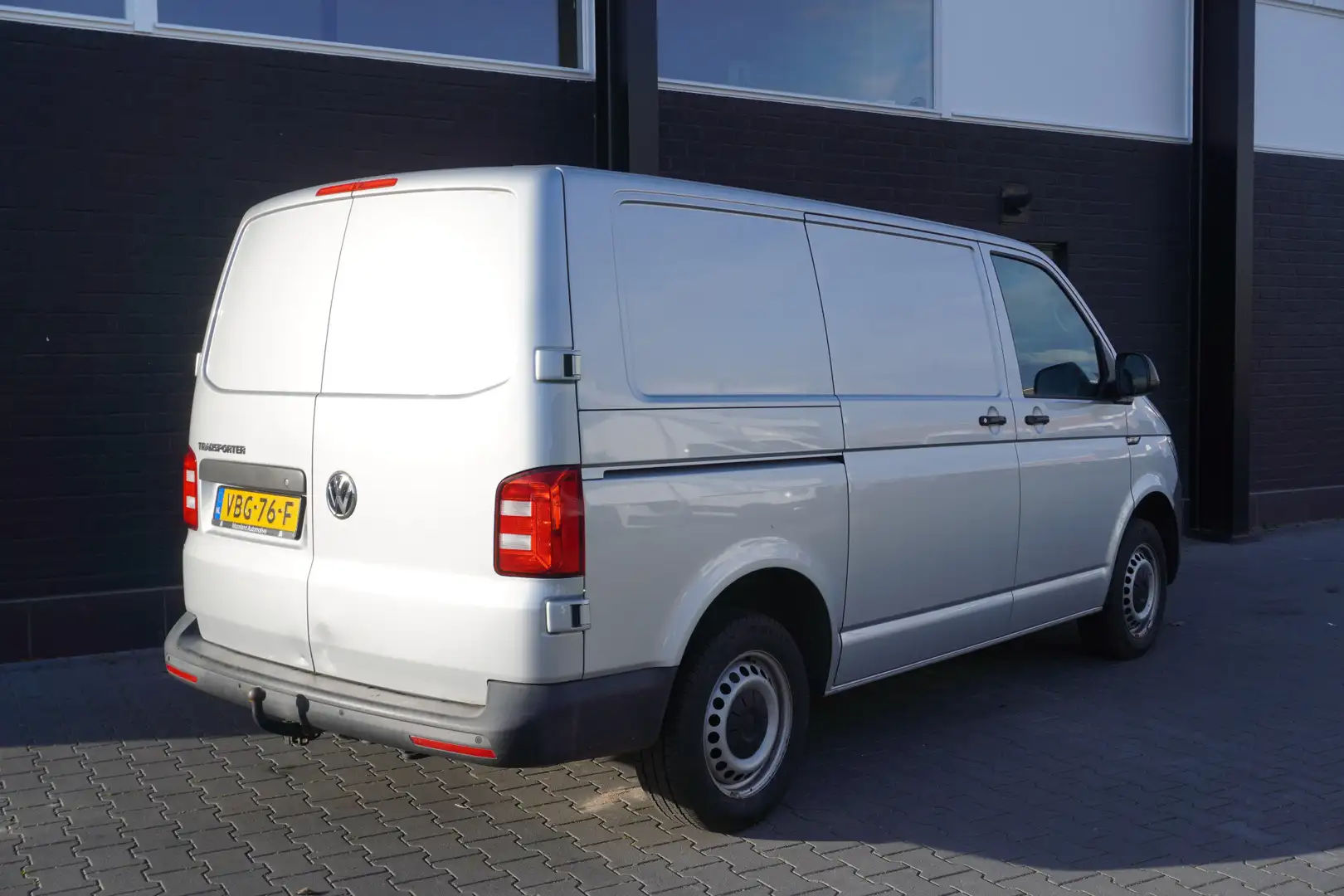 Volkswagen T6 Transporter 2.0 TDI 150PK EURO 6 - Airco - Navi - Cruise - €18 Argent - 2