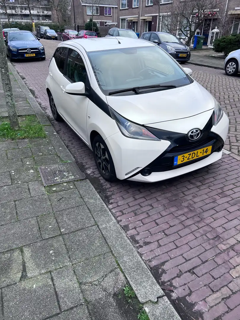 Toyota Aygo 1.0 VVT-i x-play Biały - 2