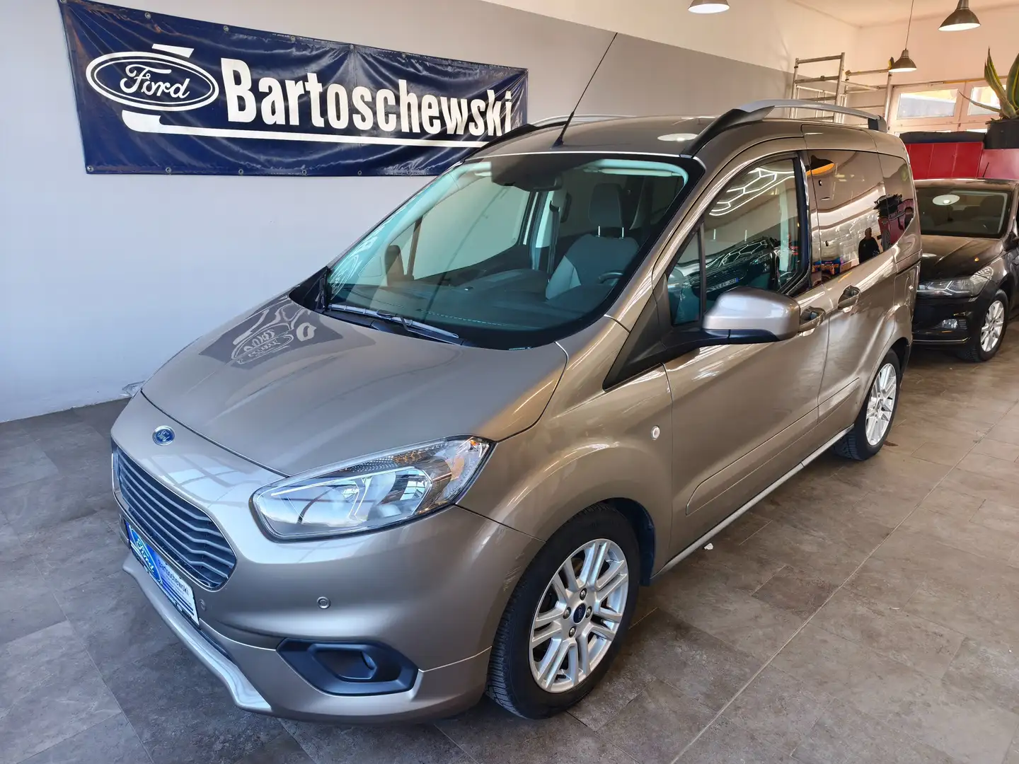 Ford Tourneo Courier Titanium Grau - 1