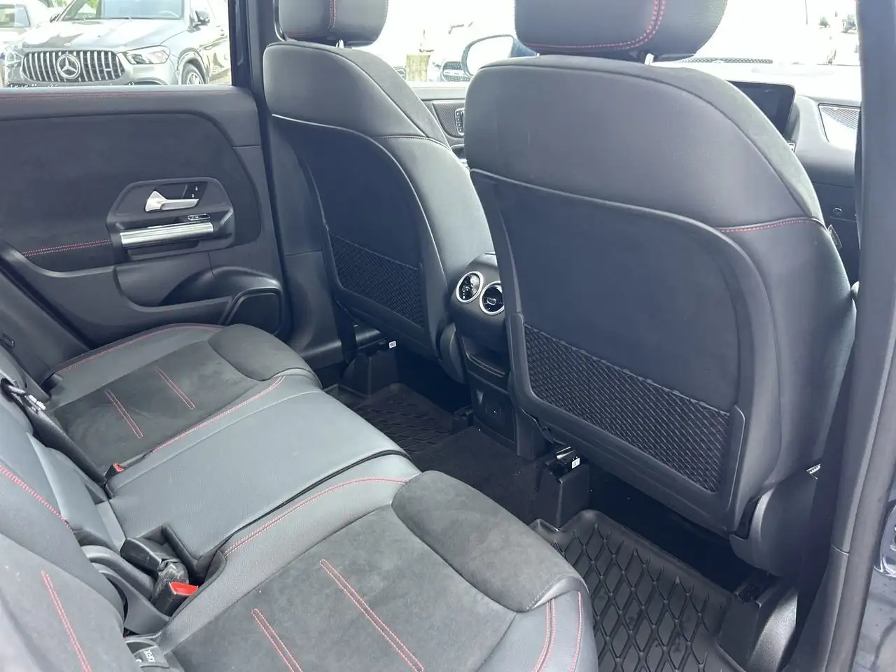 Mercedes-Benz GLA снимка Mercedes-Benz GLA