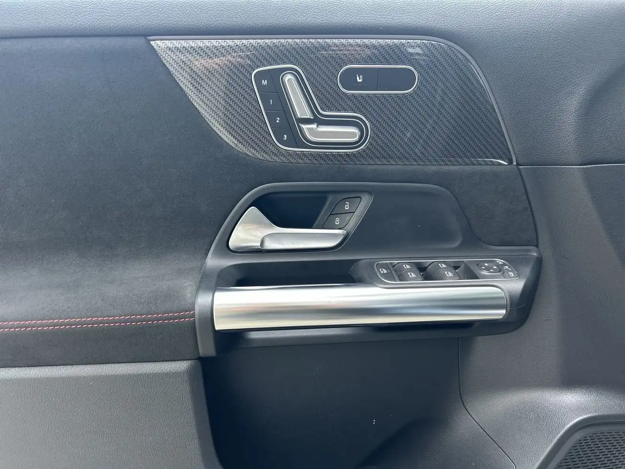 Mercedes-Benz GLA снимка Mercedes-Benz GLA