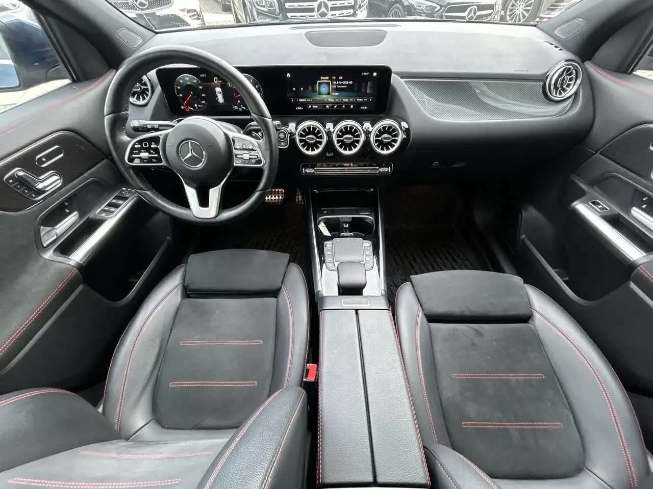 Mercedes-Benz GLA снимка Mercedes-Benz GLA