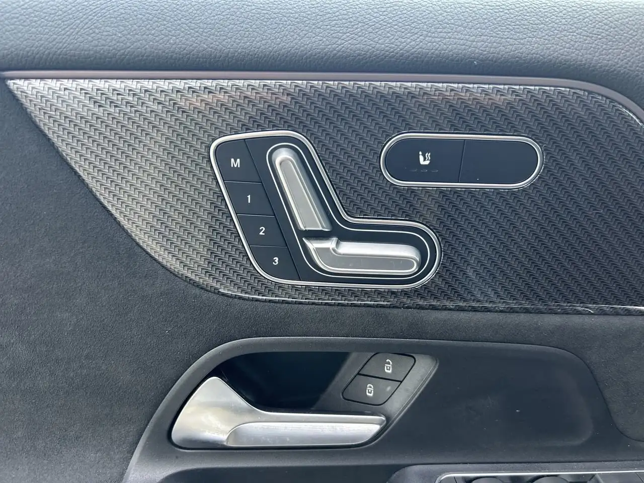 Mercedes-Benz GLA снимка Mercedes-Benz GLA