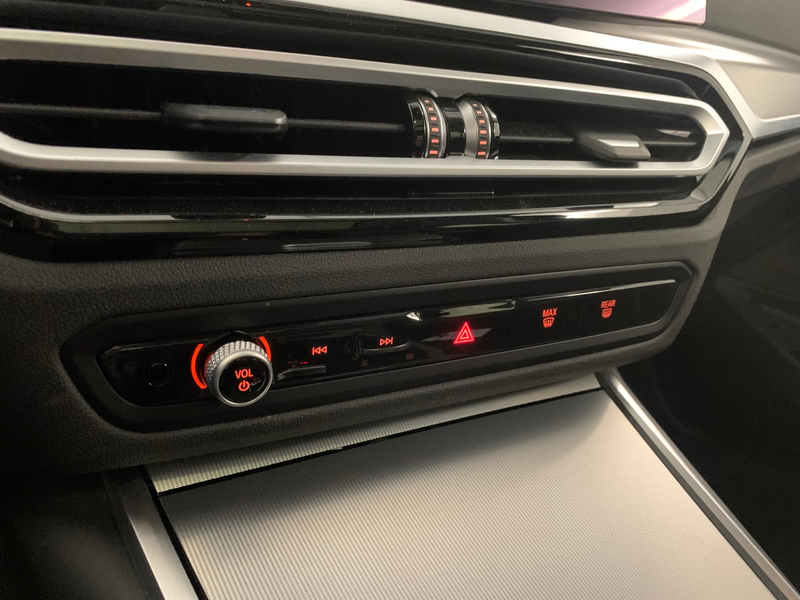 BMW 330 e Touring DrivingAss LED+ PANO HUD KEYLESS — photo 12
