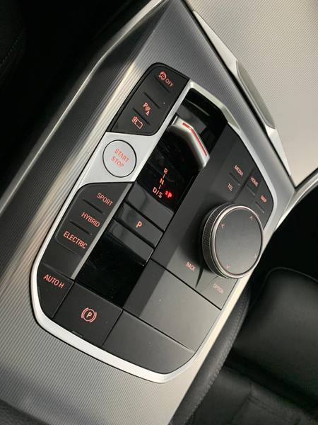 BMW 330 e Touring DrivingAss LED+ PANO HUD KEYLESS — photo 11