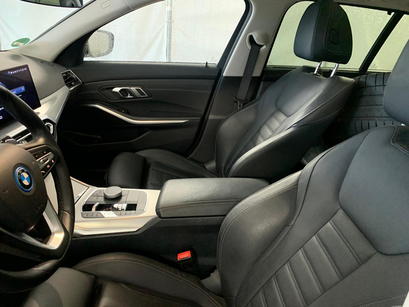 BMW 330 e Touring DrivingAss LED+ PANO HUD KEYLESS — photo 10