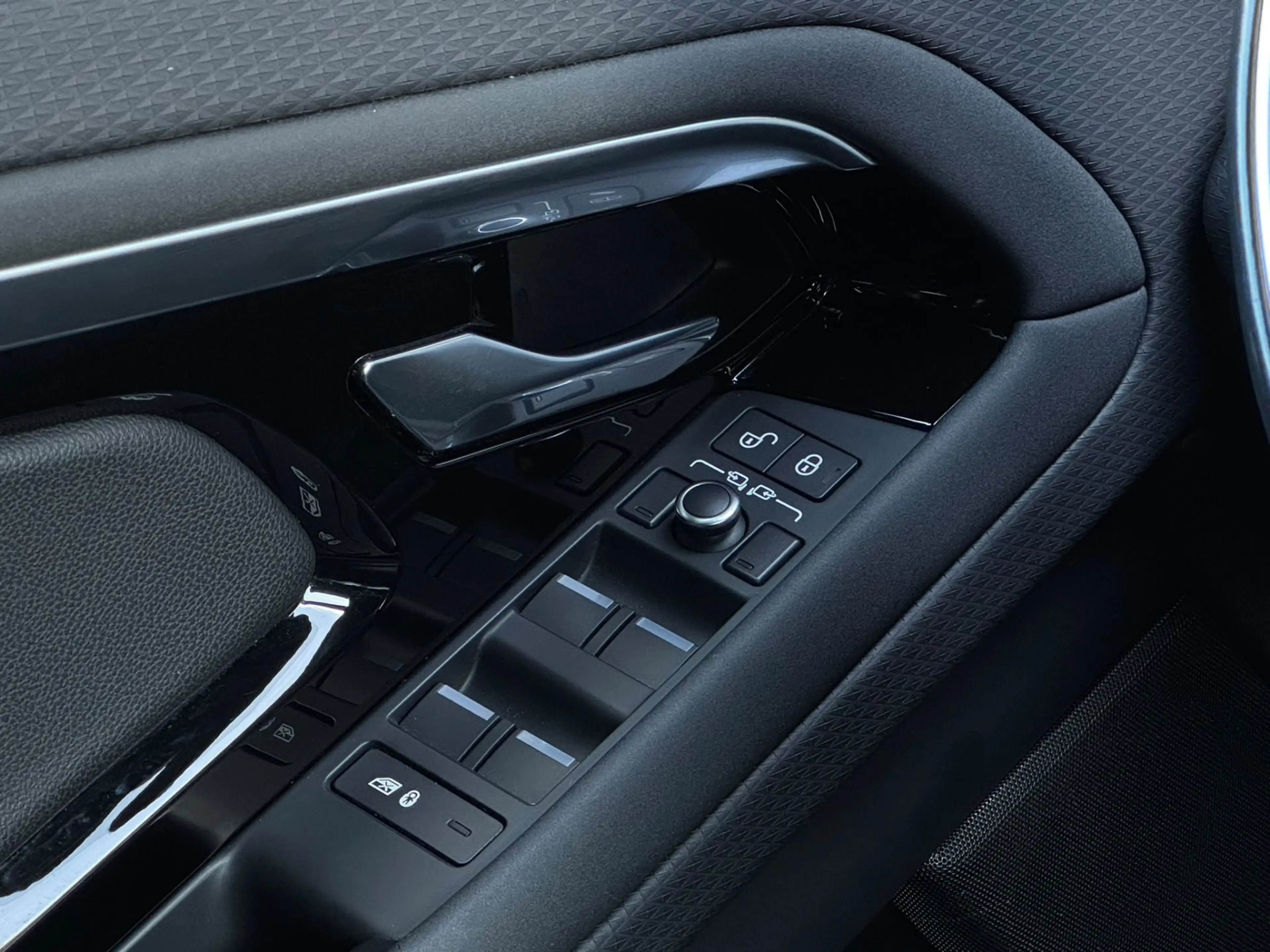 Land Rover Range Rover Evoque 2.0 P200 AWD R-Dynamic S Pano Meridian Camera — photo 41