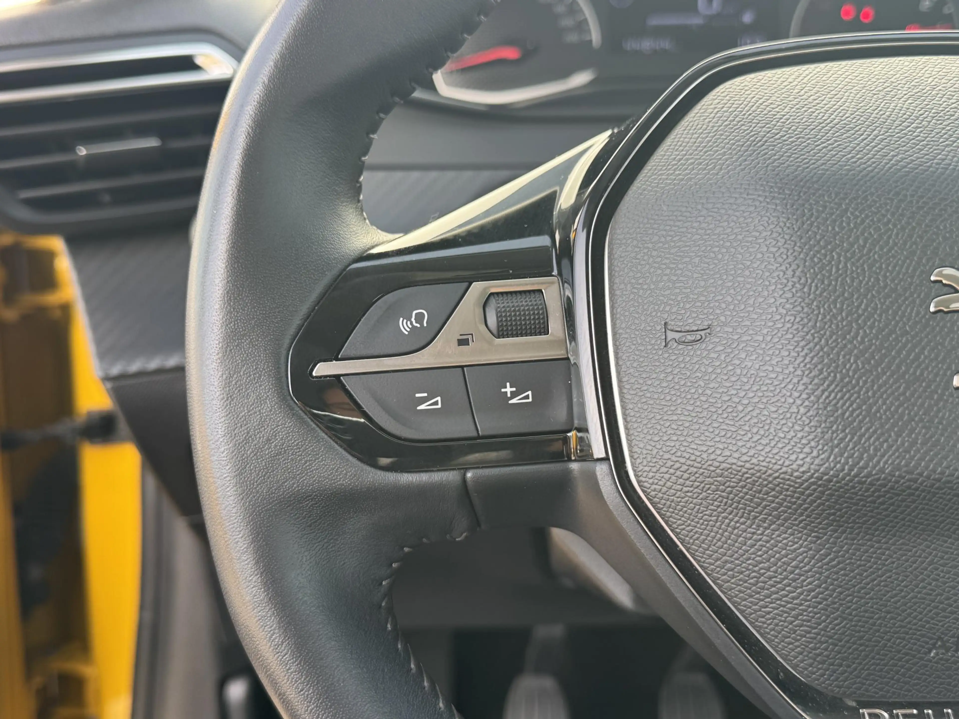 Peugeot 208 1.2 PureTech Active — photo 13