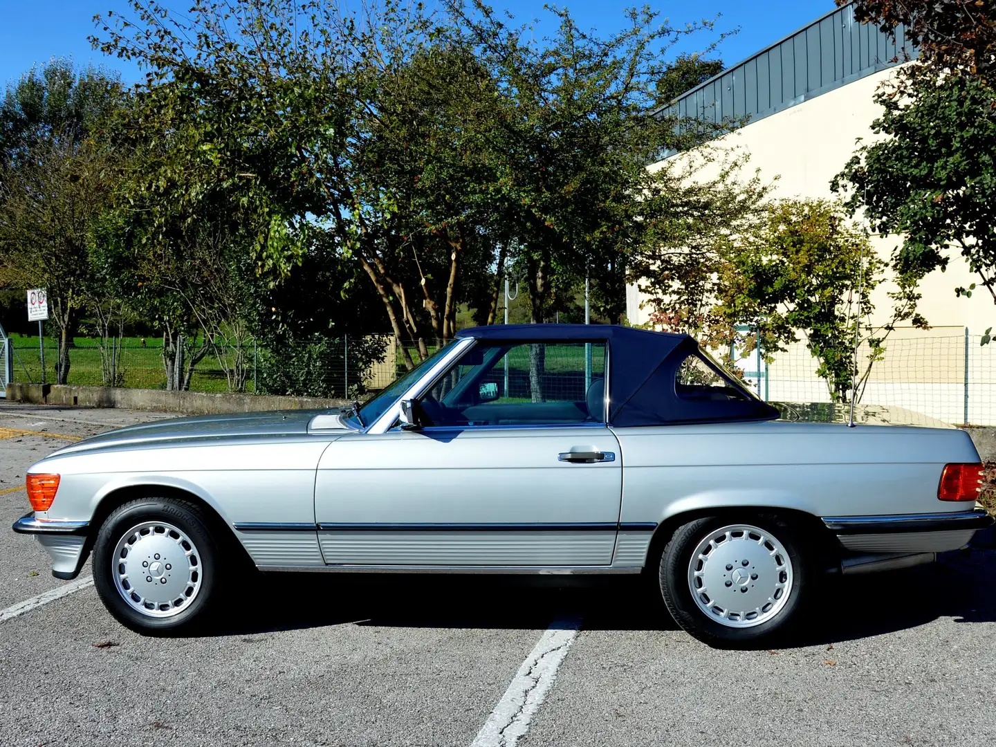 Mercedes-Benz SL 560 **R 107 ARGENTO / BLU** Argento - 2