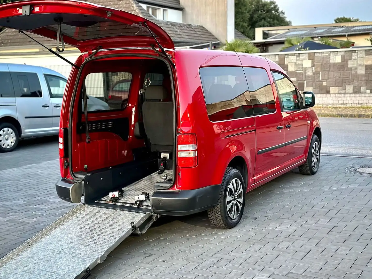 Volkswagen Caddy Maxi 'Behindertengerecht-Rampe'5-Sitzer' Rot - 1