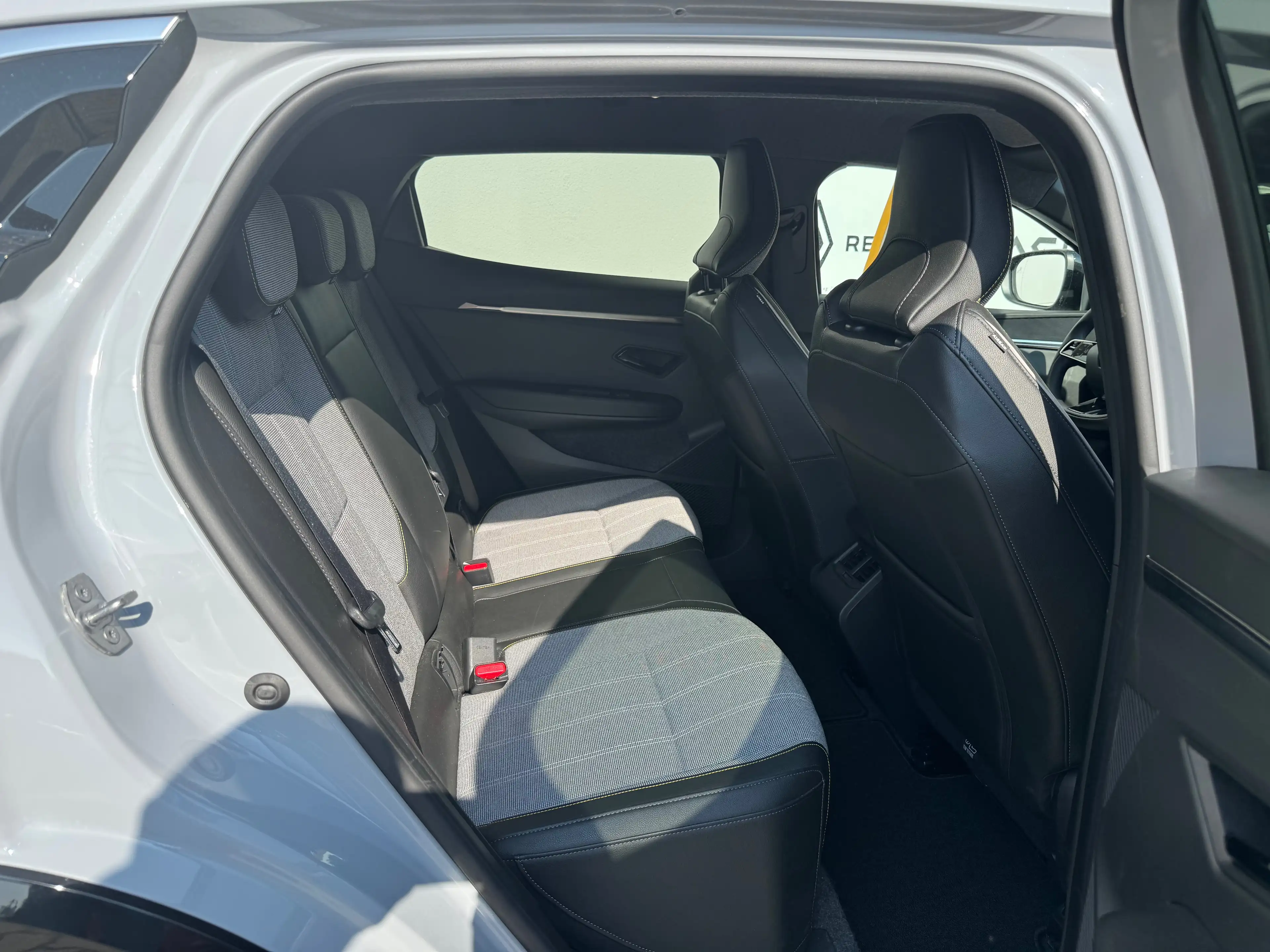 Renault Megane Techno Comfort Range 220 60 kw/H 130 kW CCS — photo 6