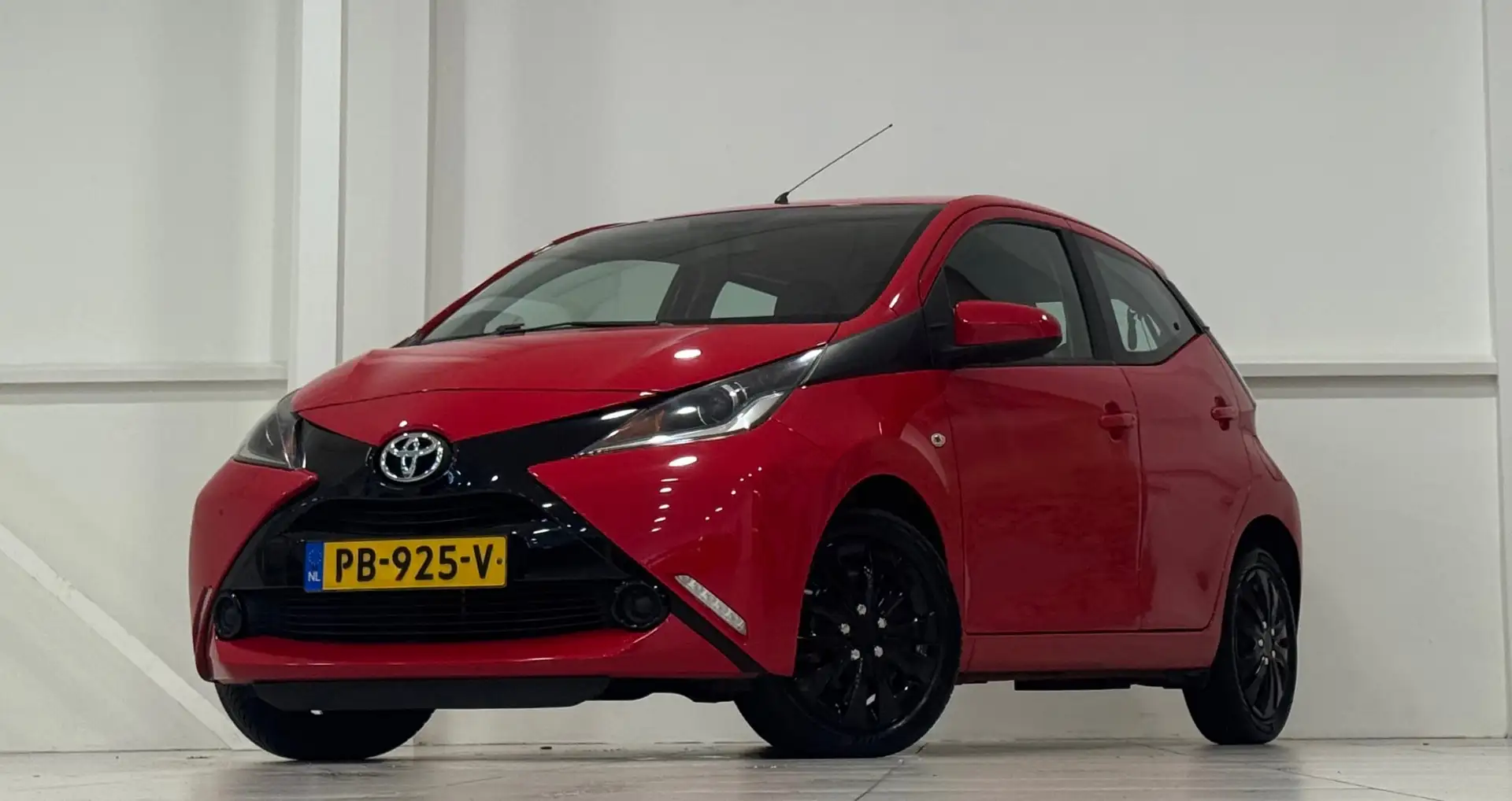 Toyota Aygo 1.0 VVT-i x-play Camera Clima Nieuwe APK Rosso - 1