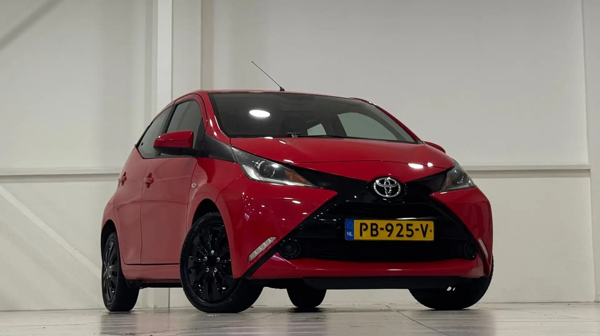 Toyota Aygo 1.0 VVT-i x-play Camera Clima Nieuwe APK Rosso - 2