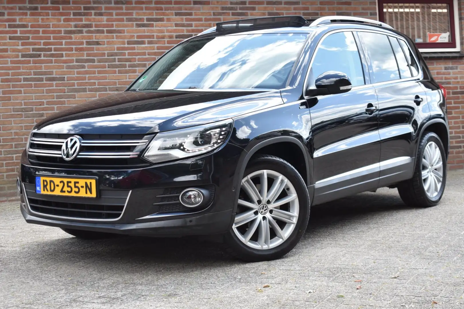 Volkswagen Tiguan 1.4 TSI Edition '14 Xenon Pano Clima Cruise Inruil Zwart - 1