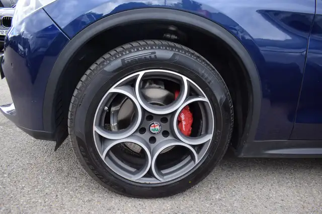 Alfa Romeo Stelvio view 13