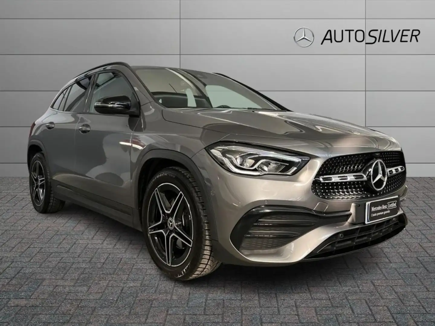 Mercedes-Benz GLA 200 d Automatic Premium Grau - 1