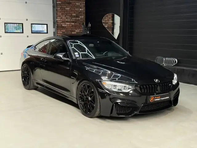 BMW M4 view 3