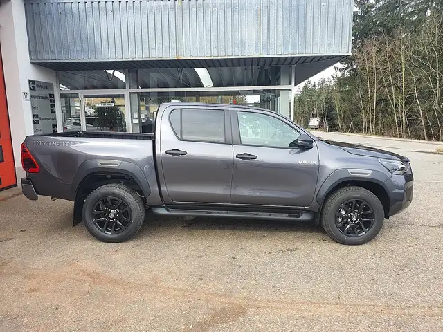 Toyota Hilux DK Invincible 4WD 2,8 D-4D MHEV Aut. Ansicht 4