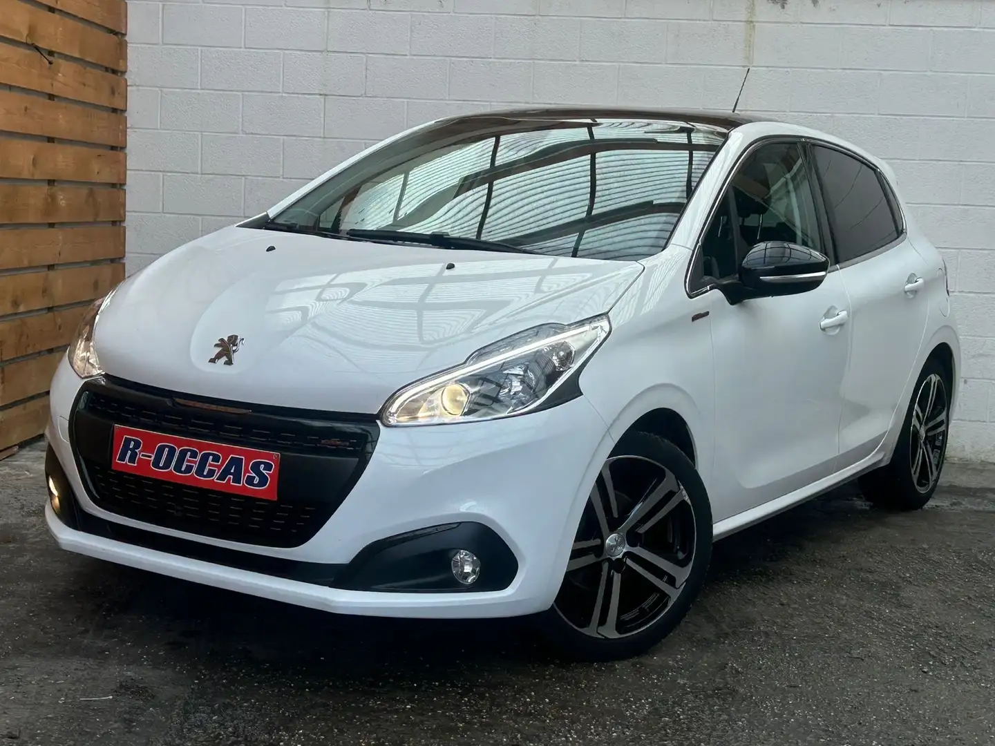 Peugeot 208 1.2i GT Line 11O CH PANORAMIQUE GPS White - 1