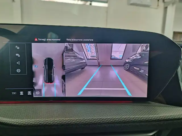 Audi Q5 view 11
