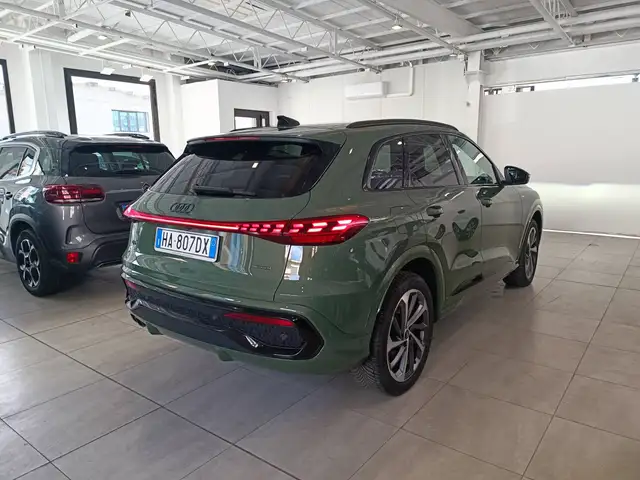 Audi Q5 view 3
