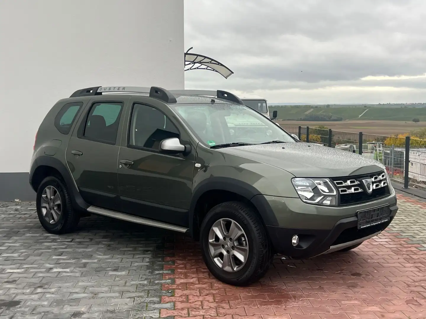 Dacia Duster I Prestige 4x4*NUR 51TKM*1HAND*AHK* Grün - 1
