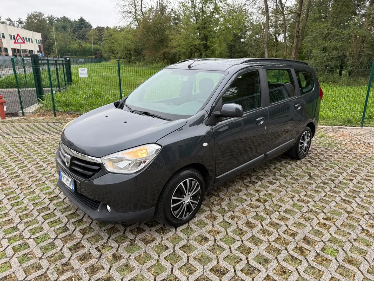 Dacia Lodgy 1.6 100CV Start&Stop GPL 7Posti*Navi*Sensori Šedá - 1