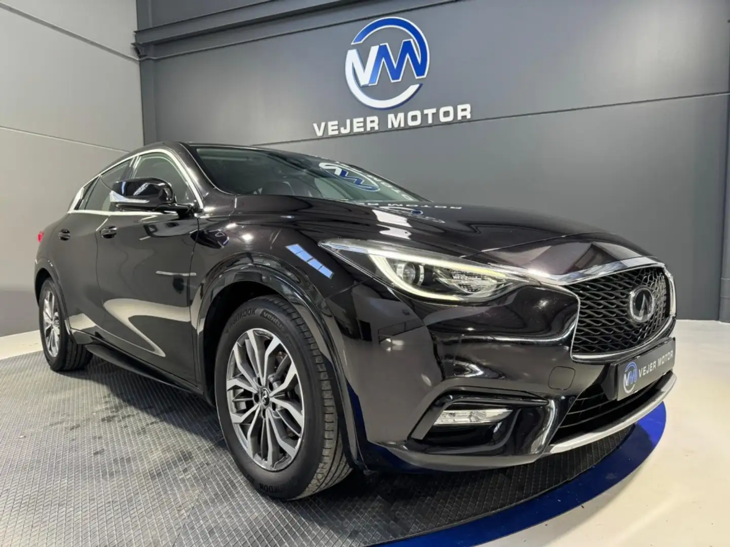 Infiniti Q30 1.5d Premium 7DCT Schwarz - 1
