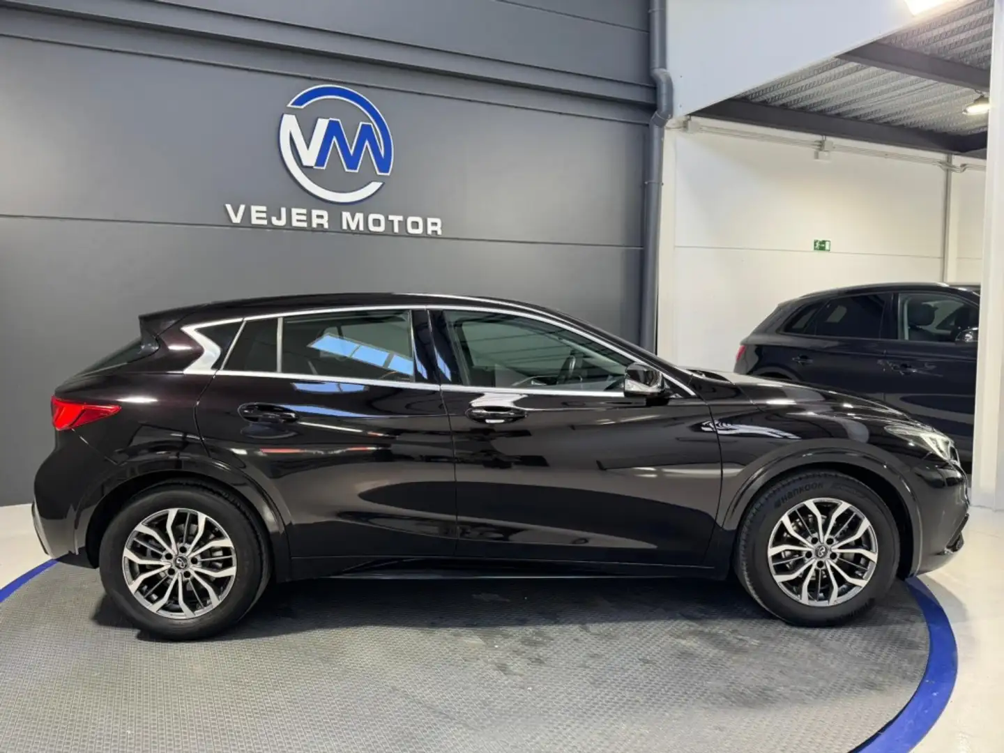 Infiniti Q30 1.5d Premium 7DCT Schwarz - 2