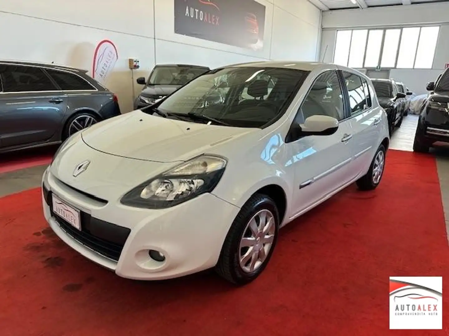 Renault Clio 5p 1.2 16v Luxe NEOPATENTATI Wit - 1
