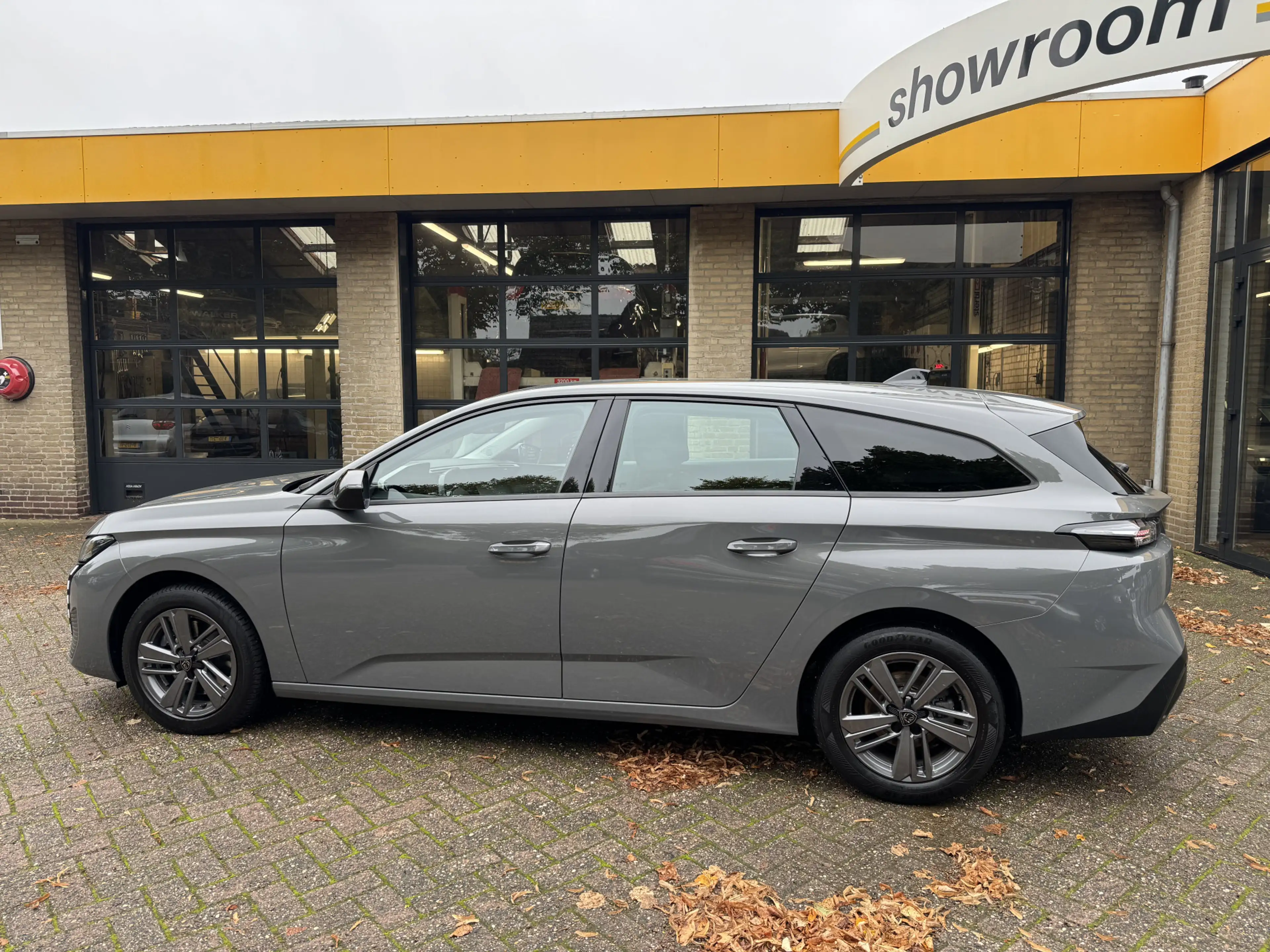 Peugeot 308 SW 1.2 PureTech Active Pack Business Climate Contr — photo 18