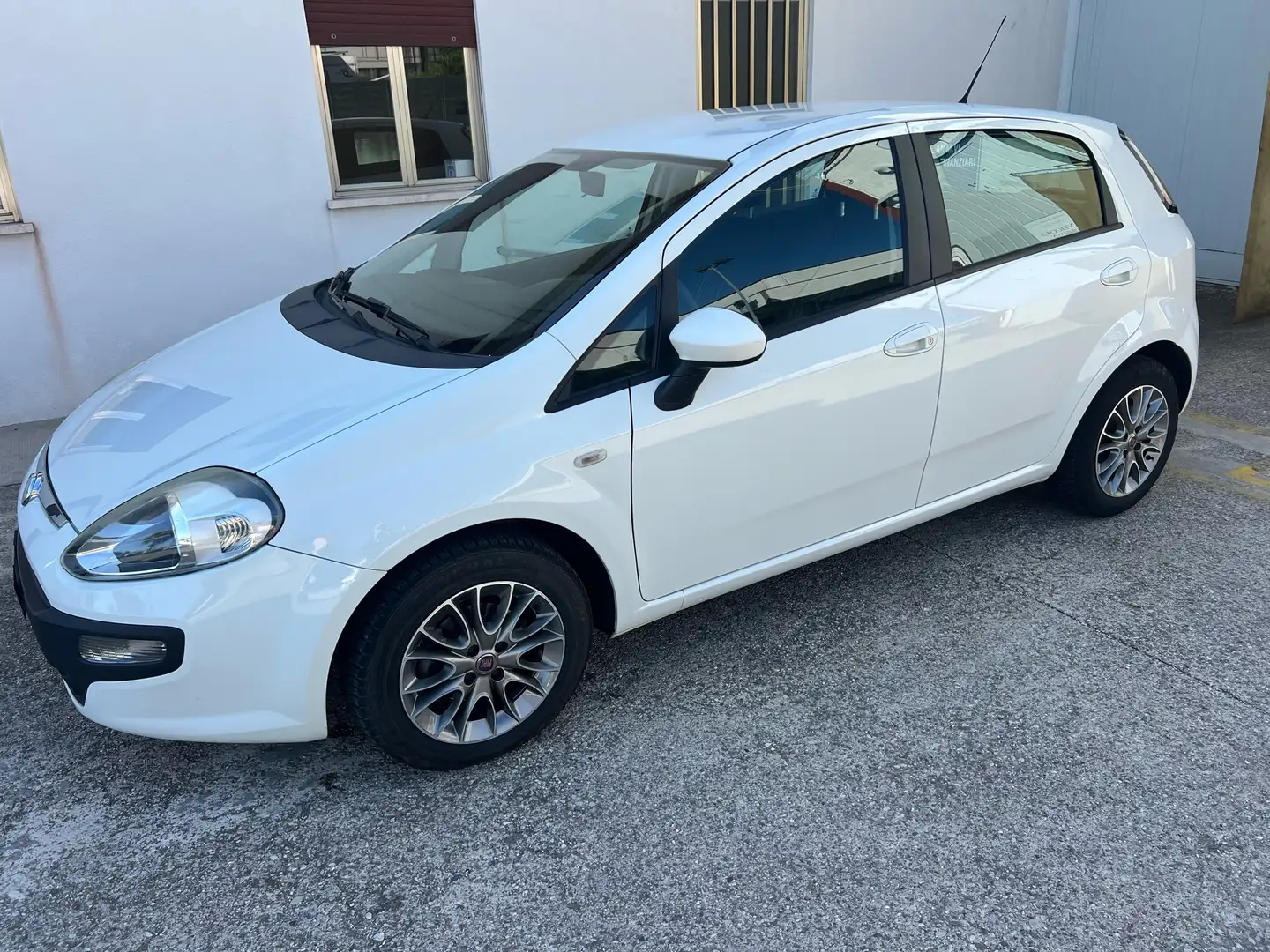Fiat Grande Punto 5p 1.3 mjt 16v Active 75cv Per neopatentati Bianco - 1