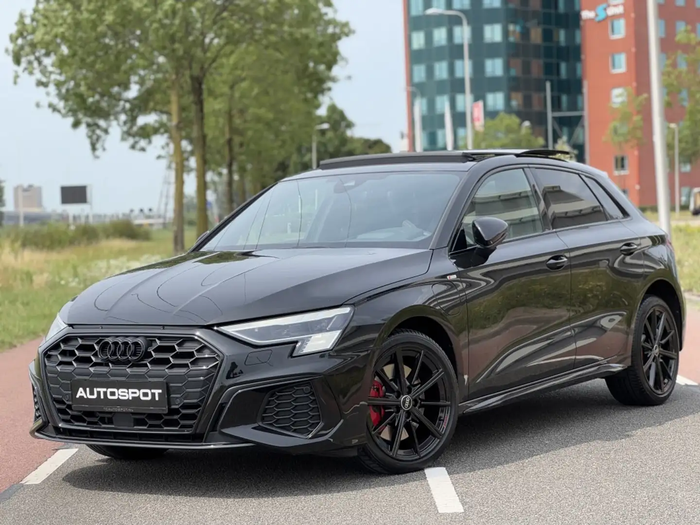 Audi A3 Sportback 45 TFSI e S-Line Pano Memory HUD Massage Zwart - 1
