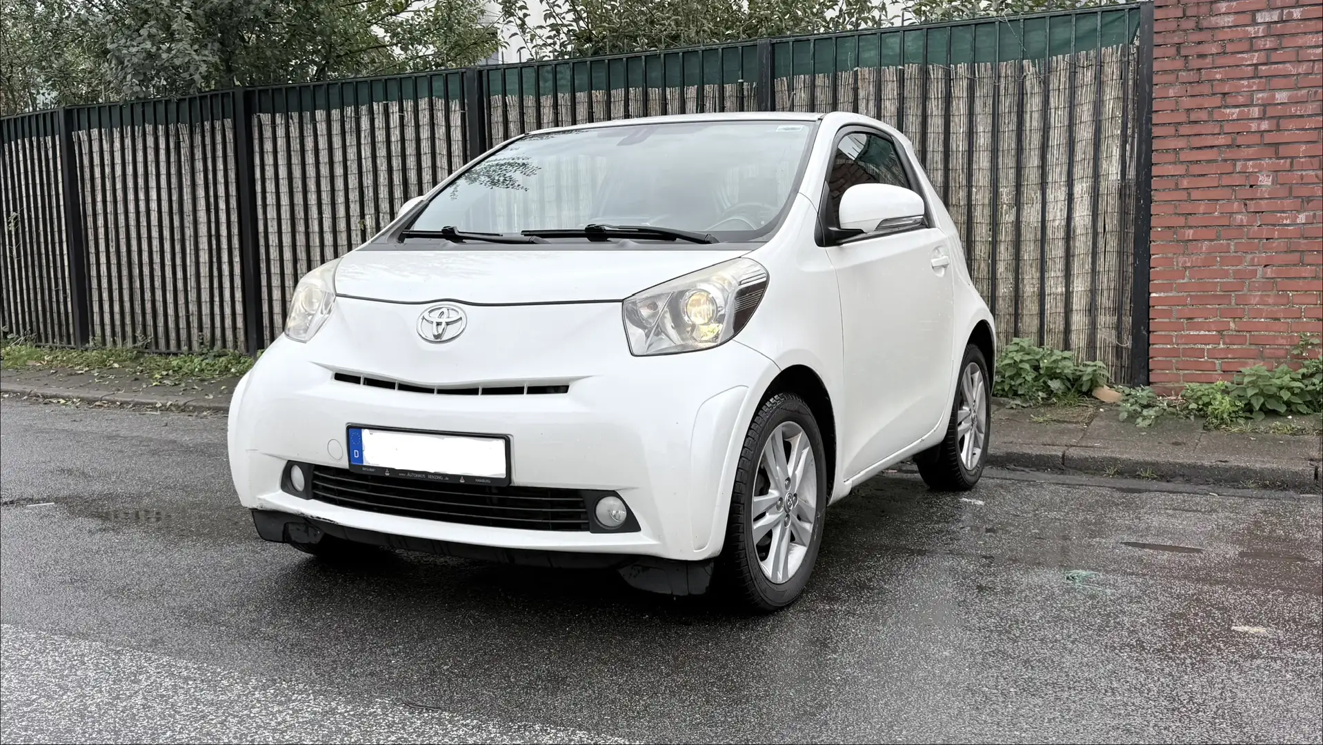 Toyota iQ + Weiß - 1