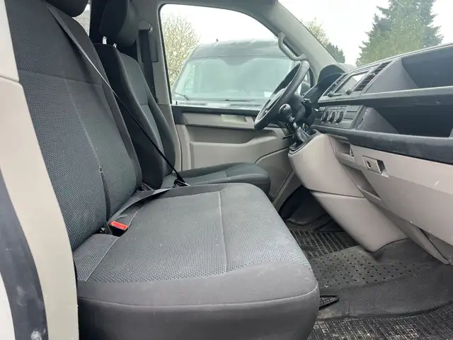 Volkswagen Transporter view 11