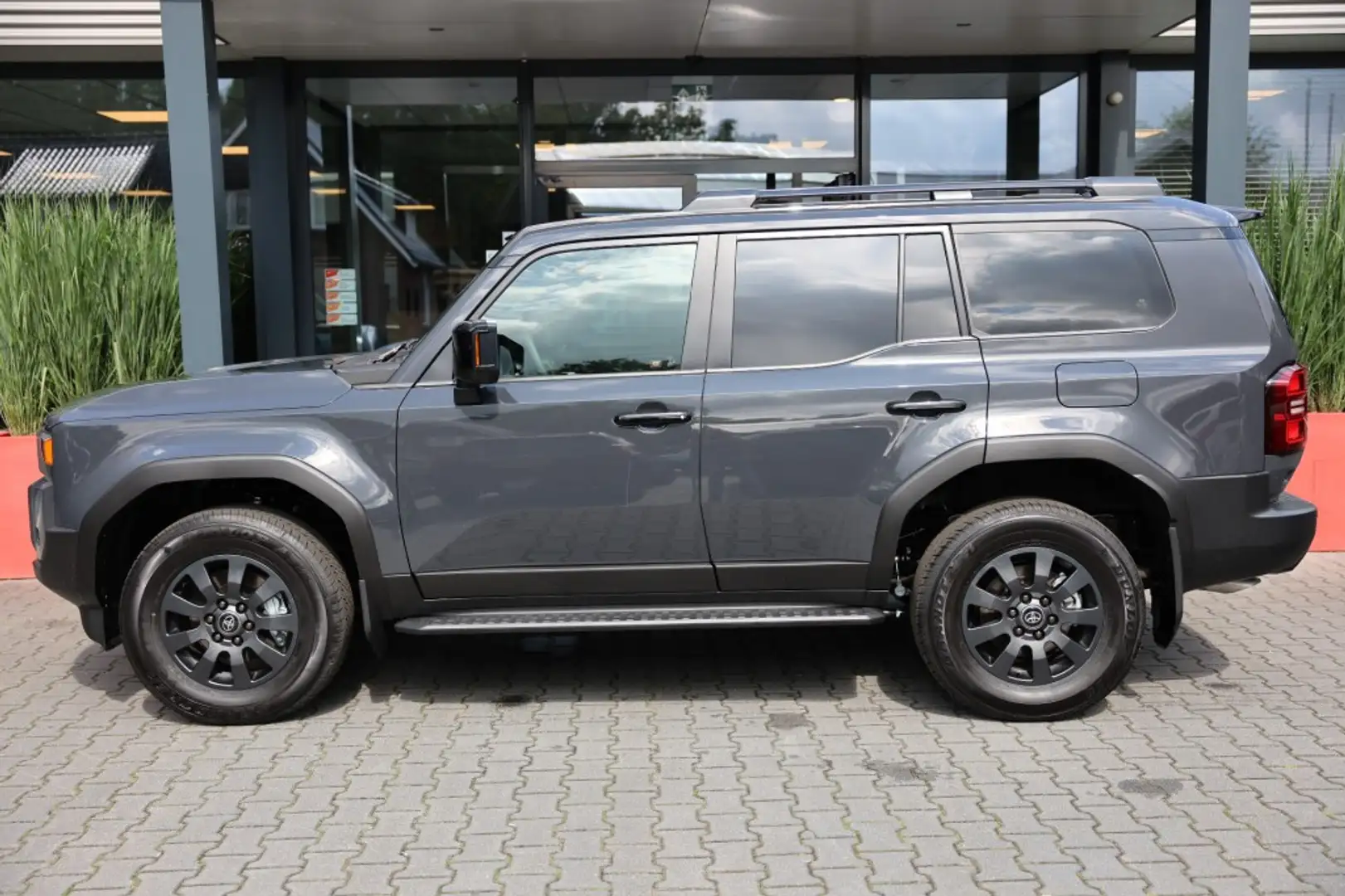 Toyota Land Cruiser 2.8 D-4D 5DRS EXECUTIVE A/T VAN MET SCHUIFDAK Grijs - 2