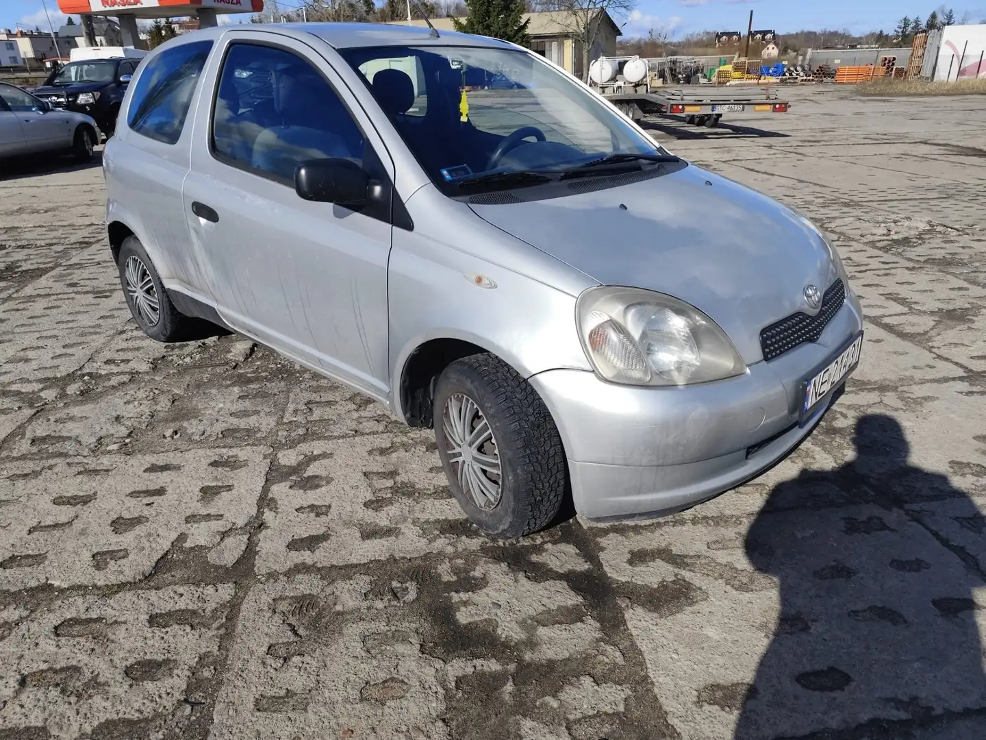 Toyota Yaris 1.0 linea terra Silber - 2