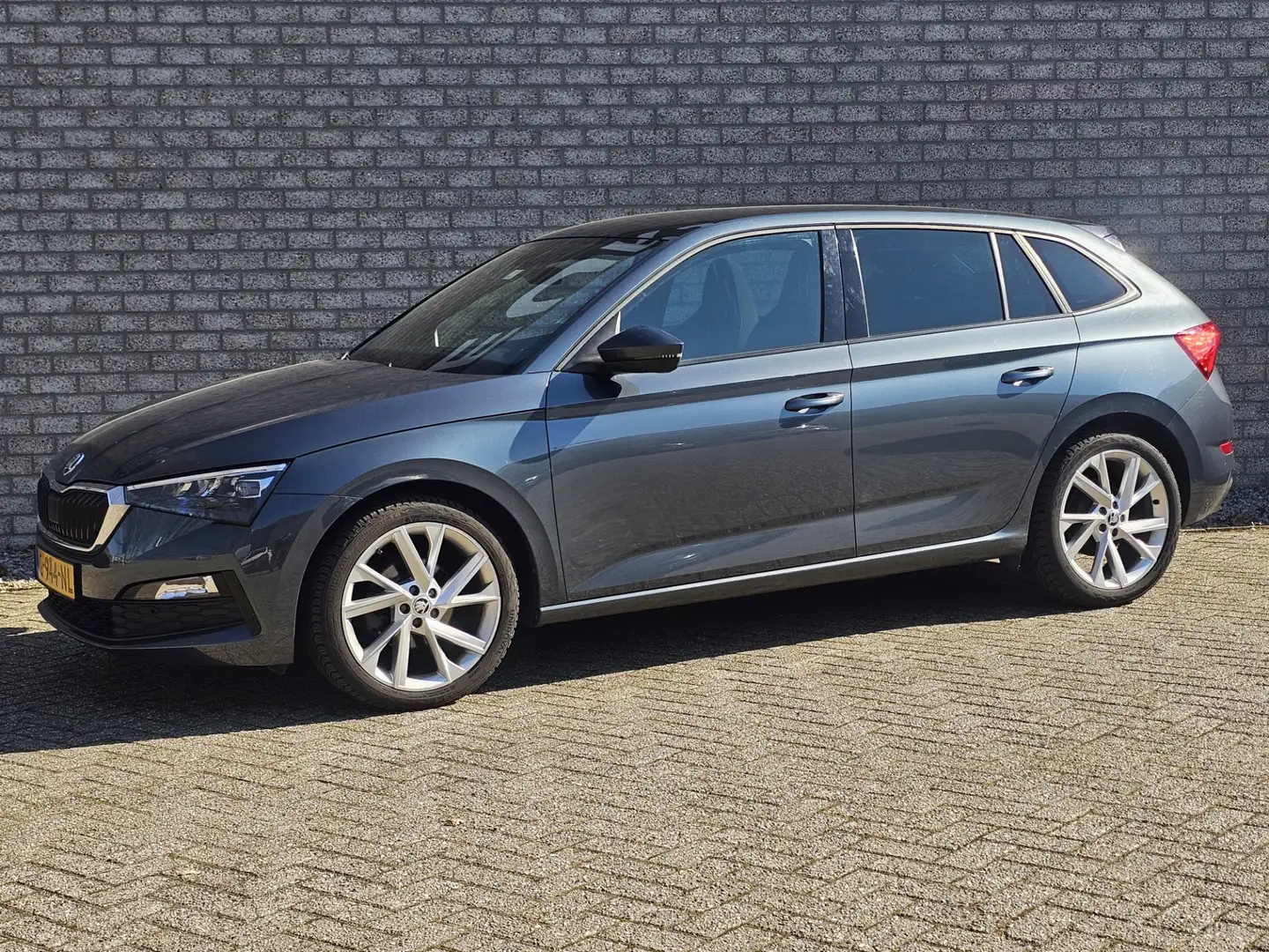 Skoda Scala 1.0 TSI Sport Business Pano-dak/Trekhaak Grijs - 2