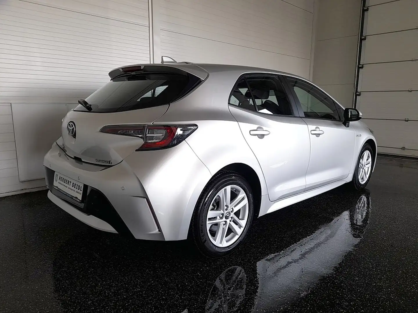 Toyota Corolla Dynamic 1,8 Hybrid Aut. *LED / NAVI / ACC / SPU... Grau - 2