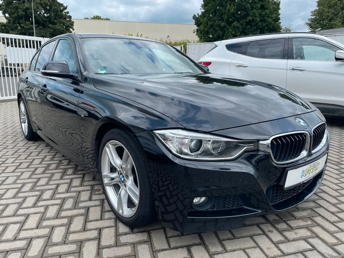BMW 320 M-Sportpaket*Unfallfrei*BMW Scheckheft gepfl Zwart - 2