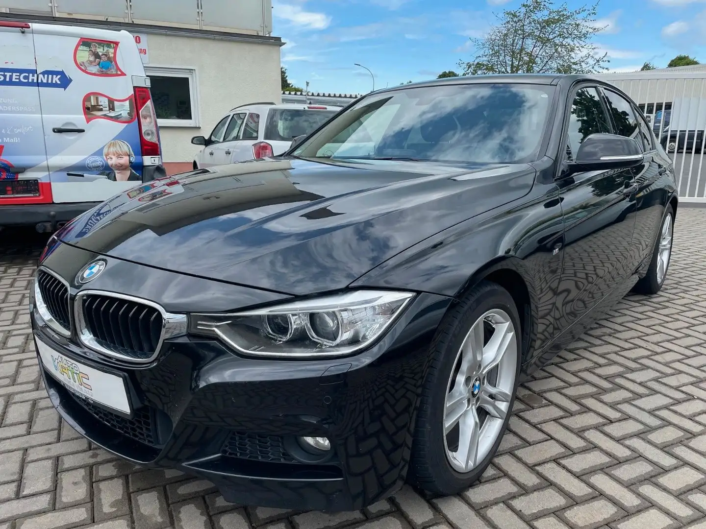 BMW 320 M-Sportpaket*Unfallfrei*BMW Scheckheft gepfl Zwart - 1