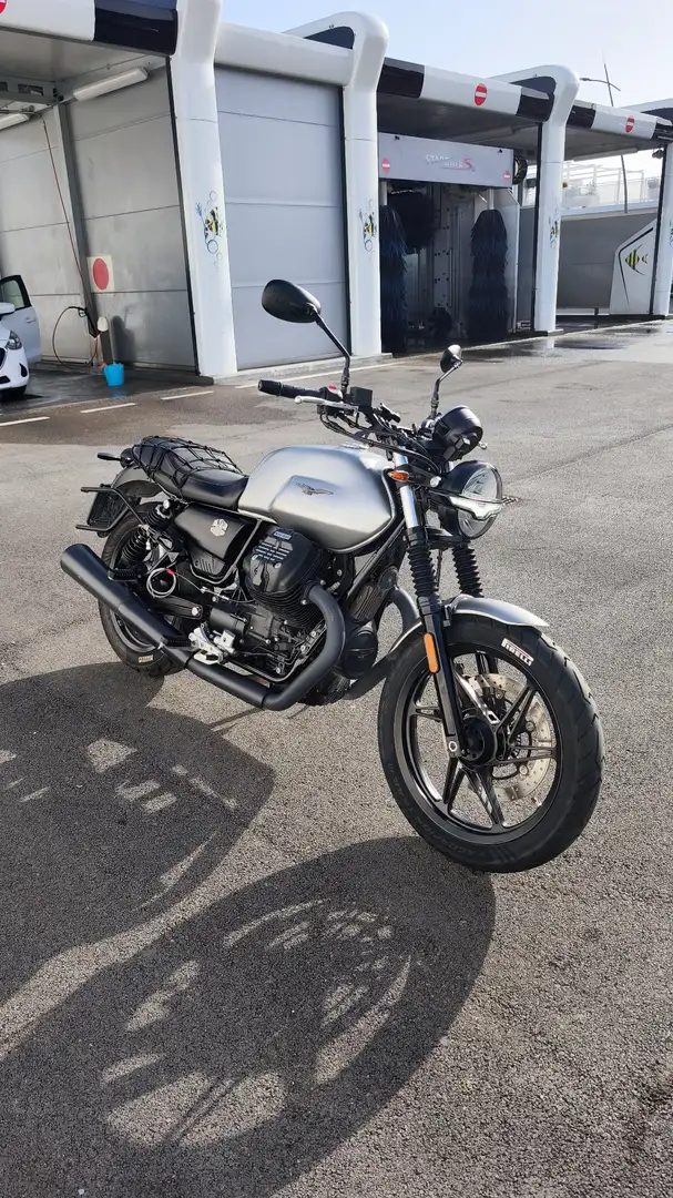Moto Guzzi V 7 Stone Argent - 1
