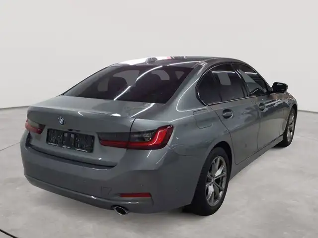 BMW 3 Series view 4