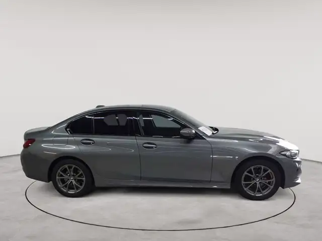 BMW 3 Series view 3