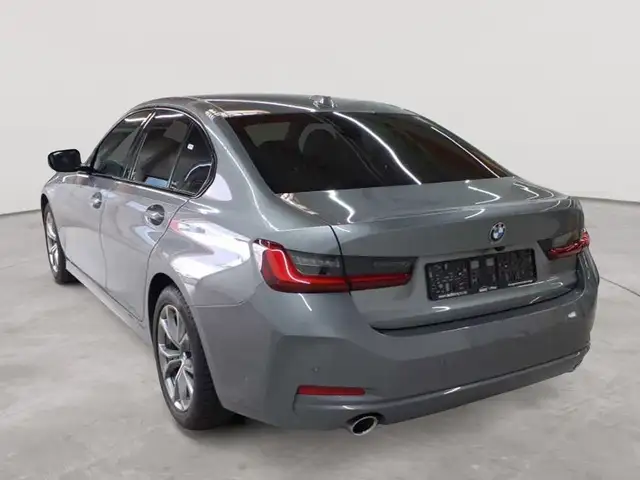 BMW 3 Series view 5