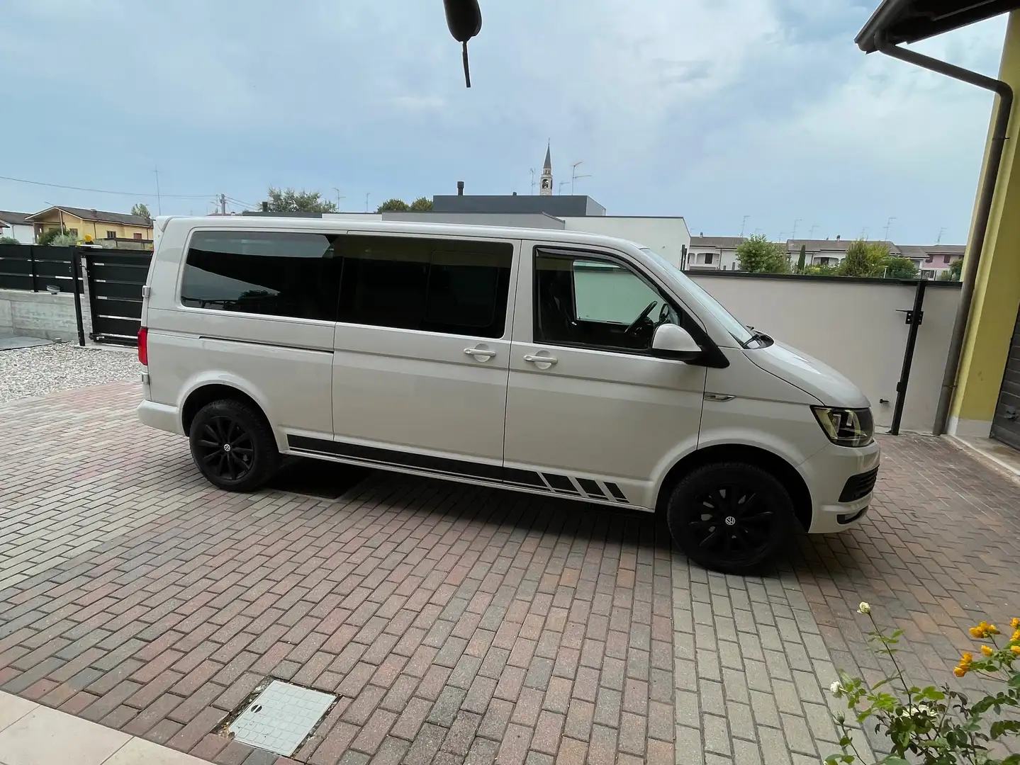 Volkswagen T6 Caravelle Autocarro 6 posti versione lunga Bianco - 2