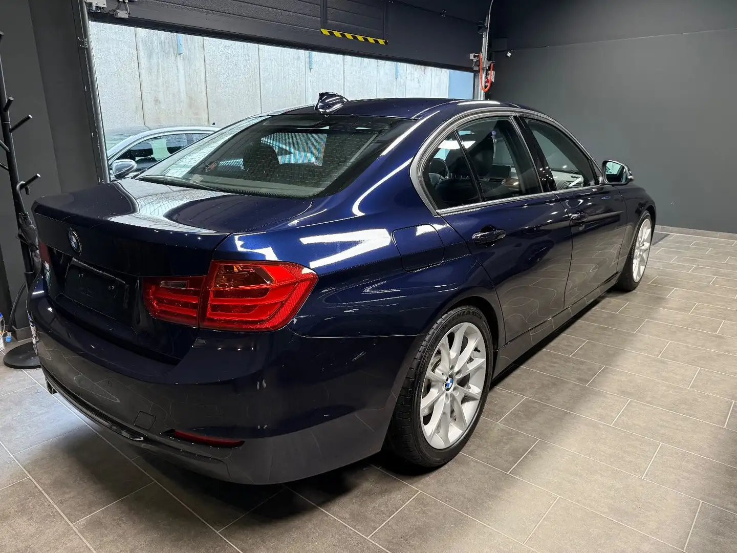 BMW 330 d  Scheckheftgepflegt Rentnerfahrzeug 1.Hand* Blau - 2