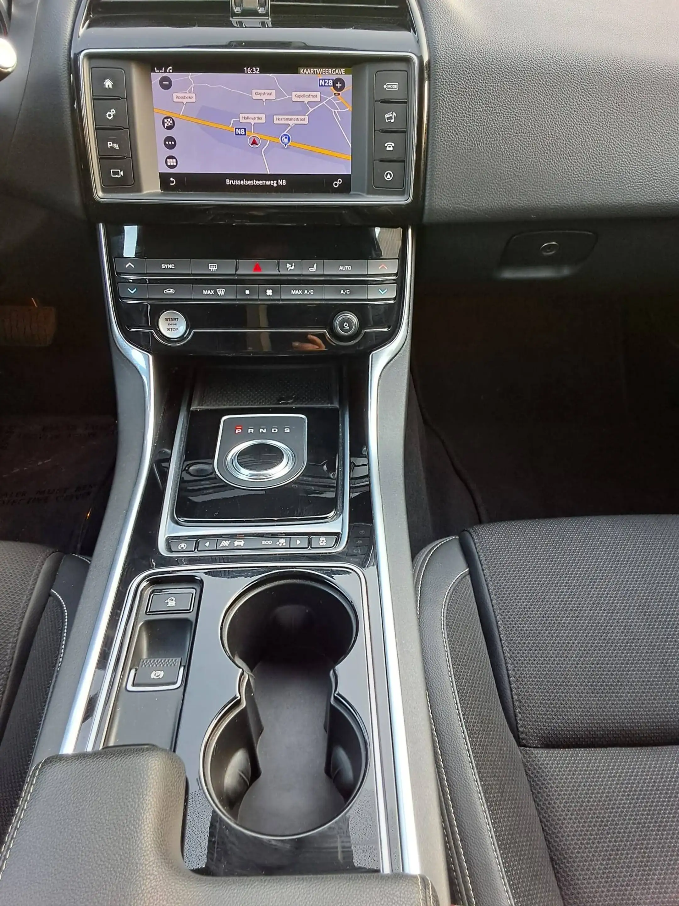 Jaguar XE 2.0 D E-Performance P R-SPORT NAVI CAM PARKH V&A — photo 14