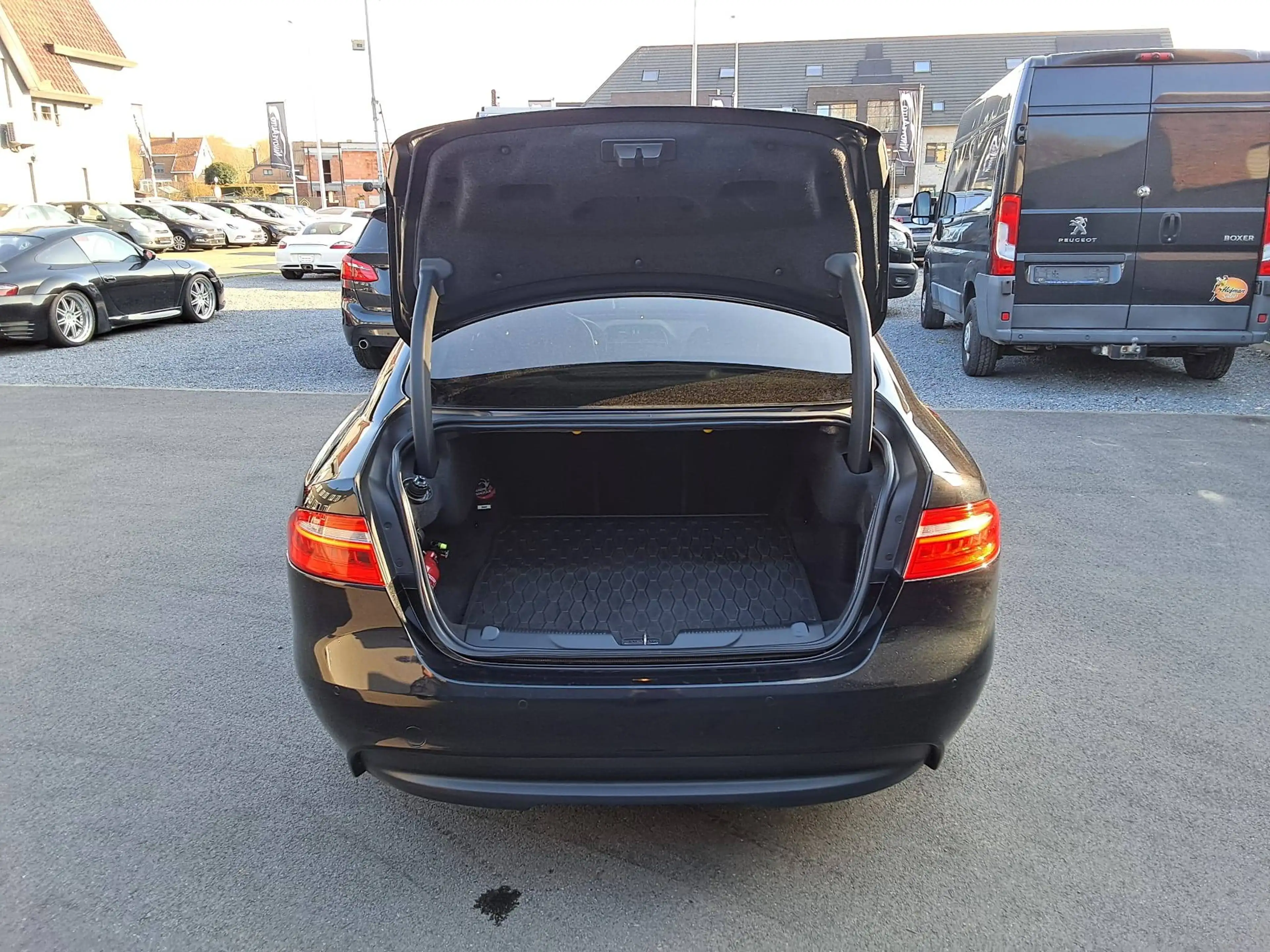 Jaguar XE 2.0 D E-Performance P R-SPORT NAVI CAM PARKH V&A — photo 10