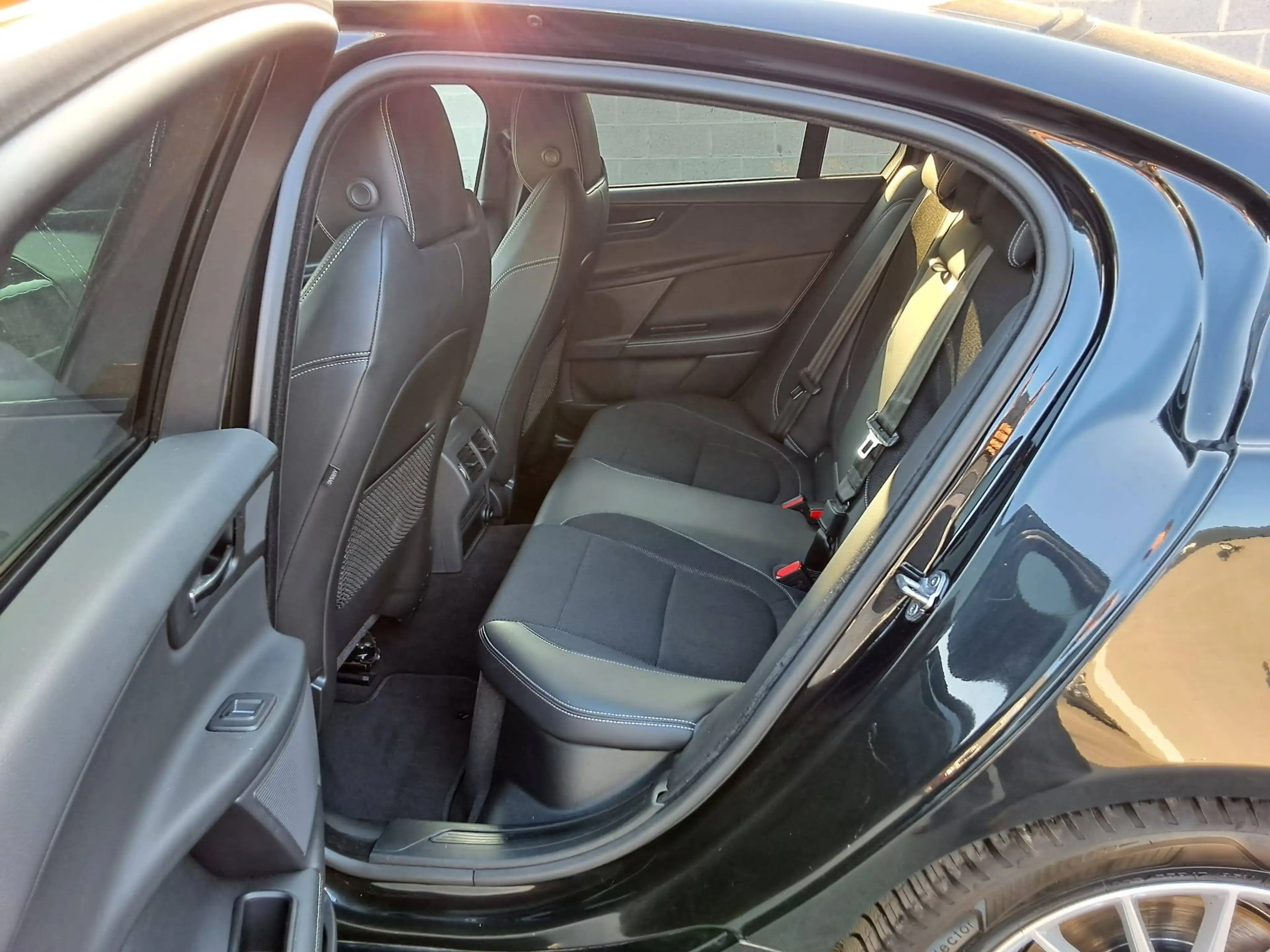 Jaguar XE 2.0 D E-Performance P R-SPORT NAVI CAM PARKH V&A — photo 9